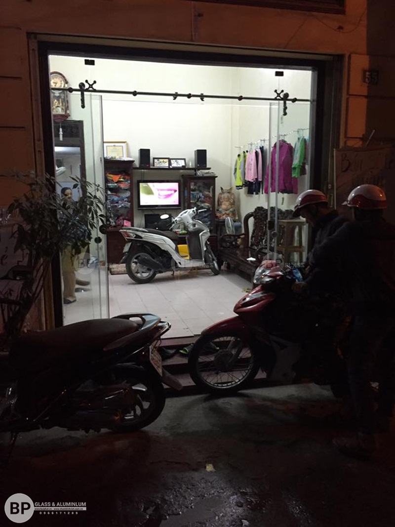 Cửa kính lùa tại 40 Trần Vĩ